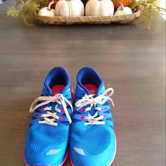 Nike Woman's - Picture 2 of 5